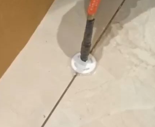 临沧瓷砖空鼓维修公司专业解答瓷砖在铺贴过程中，如果没有涂抹均匀到位的粘结材料（如水泥砂浆或瓷砖胶），可能会导致以下问题