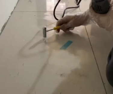临沧瓷砖开裂维修公司专业分享瓷砖在铺贴前如果没有沥干水分，将会导致以下问题